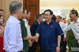 Chủ tịch Quốc hội Vương Đình Huệ với các cử tri quận Đồ Sơn, thành phố Hải Phòng.