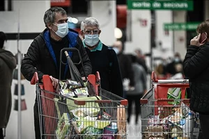 Người dân mua hàng trong siêu thị tại Bordeaux, Pháp. (Ảnh tư liệu: AFP/TTXVN)