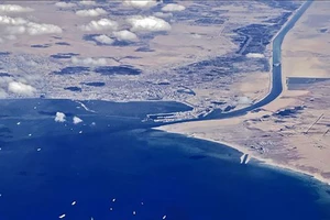 Tàu thuyền chuẩn bị di chuyển qua Kênh đào Suez, Ai Cập. (Ảnh: AFP/TTXVN)