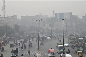 Khói mù ô nhiễm bao phủ dày đặc tại Lahore, Pakistan. (Ảnh: AFP/TTXVN)