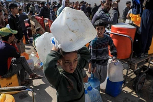 Trẻ em chờ lấy nước sinh hoạt tại thành phố Rafah, Dải Gaza ngày 22/3/2024. (Ảnh: THX/TTXVN)
