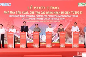 Thủ tướng Phạm Minh Chính và các đại biểu tham thực hiện nghi thức bấm nút khởi công nhà máy.