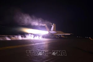 Máy bay của lực lượng Mỹ tham gia cuộc tấn công nhằm vào các cơ sở của Houthi tại Yemen ngày 22/1/2024. (Ảnh tư liệu: AFP/TTXVN)