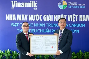 Ông Lê Duyên Anh, Tổng Giám đốc BSI Việt Nam (bên trái) trao chứng nhận trung hòa carbon cho ông Nguyễn Thế Hòa - Giám đốc Nhà máy Nước giải khát Việt Nam (bên phải).