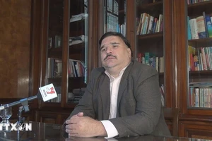 Giáo sư Ezequiel Ramoneda trả lời phỏng vấn của phóng viên TTXVN tại Argentina. (Ảnh: TTXVN)