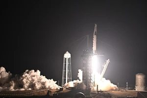 Tên lửa đẩy Falcon 9 của SpaceX mang theo tàu vũ trụ Dragon rời bệ phóng tại trung tâm vũ trụ Kennedy ở mũi Canaveral, bang Florida (Mỹ) ngày 2/3/2023. (Ảnh: AFP/TTXVN)