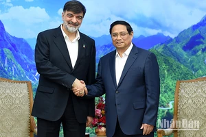 Thủ tướng Phạm Minh Chính (bên phải) tiếp Chuẩn tướng Ahmad Reza Radan, Tư lệnh Bộ Thực thi pháp luật Iran.