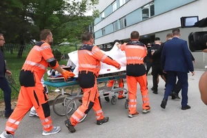 Thủ tướng Slovakia Robert Fico được đưa tới bệnh viện ở Banska Bystrica. (Nguồn: AP/TTXVN)