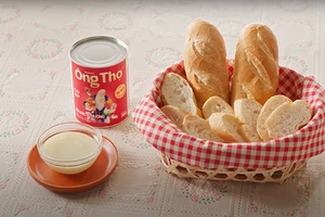 Bánh mì chấm sữa đặc với sự hòa quyện của miếng bánh mì nóng hổi giòn tan cùng dòng sữa đặc thơm béo.