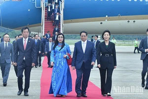 Thủ tướng Phạm Minh Chính và Phu nhân cùng Đoàn đại biểu cấp cao Việt Nam tới sân bay quân sự Seongnam (Seoul).