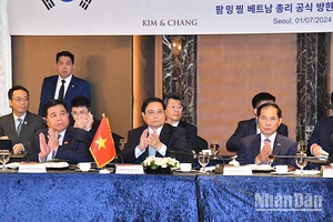 Thủ tướng Phạm Minh Chính tham dự tọa đàm với các tập đoàn, doanh nghiệp lớn của Hàn Quốc.