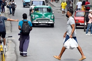 Người dân di chuyển trên đường phố tại La Habana, Cuba. (Ảnh: THX/TTXVN)
