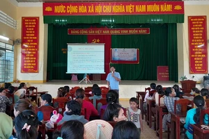 Bảo hiểm xã hội huyện Bắc Bình, tỉnh Bình Thuận, phối hợp tuyên truyền cho người dân tộc thiểu số về bảo hiểm y tế. (Ảnh: THANH HẢI)