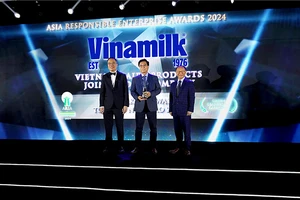 Ông Lê Hoàng Minh, Giám đốc điều hành sản xuất của Vinamik nhận cúp chứng nhận cho hạng mục Green Leadership của Giải thưởng AREA.