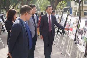 Công chúng tham quan triển lãm những hình ảnh đẹp về thực hiện Quy tắc ứng xử trên địa bàn Thành phố Hà Nội.