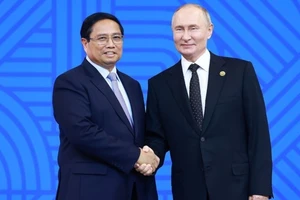 Tổng thống Liên bang Nga Vladimir Putin, Chủ tịch Nhóm BRICS năm 2024 đón Thủ tướng Phạm Minh Chính. (Ảnh: TTXVN)