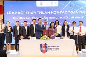 Bà Ngô Thu Hà - Tổng Giám đốc SHB và PGS.TS Nguyễn Đức Trung - Hiệu trưởng Trường Đại học Ngân hàng TP Hồ Chí Minh ký kết hợp tác toàn diện.