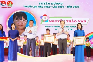 Lễ tuyên dương "Người con hiếu thảo" do Thành đoàn, Hội đồng Ðội thành phố Hà Nội tổ chức. 