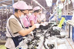Sản xuất dây dẫn điện ô-tô tại Công ty TNHH Yazaki Eds Việt Nam ở thành phố Dĩ An. 