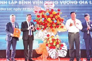 Thứ trưởng Y tế Ðỗ Xuân Tuyên trao quyết định thành lập Bệnh viện Hùng Vương Gia Lai. 