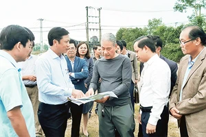 Phó Chủ tịch Ủy ban nhân dân tỉnh Quảng Trị Hoàng Nam cùng lãnh đạo các sở, ngành, địa phương khảo sát thực địa tại di tích. 