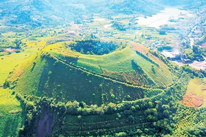 Núi lửa Nâm Kar thuộc thôn Phú Sơn, xã Quảng Phú, huyện Krông Nô, là một trong những núi lửa trẻ, hình thành do sự kết hợp giữa phun trào và phun nổ. 