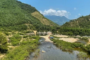 Hiện trạng xói mòn tại khu vực Vũng Bọt, nơi sông Cu Ðê được hợp lưu. 