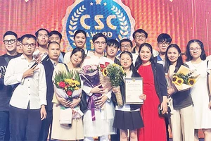 Dương Công Sơn (đứng giữa cầm hoa) tại lễ trao giải thưởng CSC Award. 