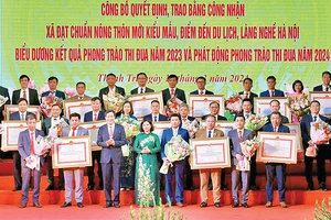 Phó Bí thư Thường trực Thành ủy Nguyễn Thị Tuyến trao Bằng công nhận xã đạt chuẩn nông thôn mới kiểu mẫu tặng 15 xã của huyện Thanh Trì. 