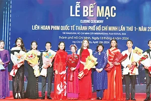 Các đại biểu, diễn viên trong lễ bế mạc Liên hoan phim quốc tế Thành phố Hồ Chí Minh lần thứ nhất. 