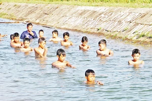 Lớp dạy bơi của thầy giáo Nguyễn Viết Tước tổ chức trên kênh thủy lợi N4. 
