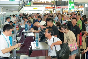 Hành khách làm thủ tục hàng không tại Cảng Hàng không quốc tế Nội Bài. 