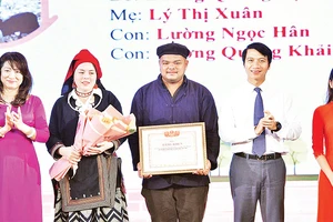 Gia đình anh Lường Quang Ðại nhận bằng khen vinh danh Gia đình trẻ tiêu biểu toàn quốc. 