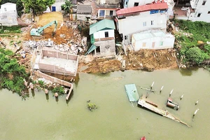 Sụt lún, sạt lở đê sông Cầu tại địa phận khu phố Vạn Phúc, phường Vạn An, thành phố Bắc Ninh làm sáu ngôi nhà trôi xuống sông. 