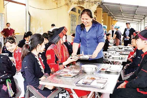 Bữa ăn bán trú tại trường của học sinh Trường phổ thông dân tộc bán trú tiểu học và trung học cơ sở Linh Phú, huyện Chiêm Hóa. 