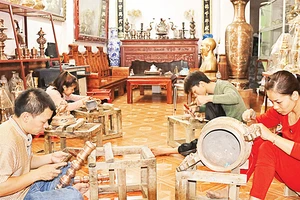 Nghề chế tác đồng, thôn Lộng Thượng, xã Ðại Ðồng, huyện Văn Lâm, tỉnh Hưng Yên. 