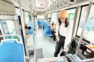 Hành khách có thể mua vé trên tuyến xe buýt Bến Thành-Bến xe An Sương chỉ với động tác "chạm". 