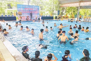 Lớp dạy bơi miễn phí cho trẻ em trên địa bàn huyện Mê Linh. (Ảnh THÙY PHẠM) 