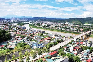 Thành phố Lào Cai (tỉnh Lào Cai) ngày càng phát triển hài hòa, năng động. (Ảnh TRẦN HẢI) 