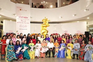 Các đại biểu tại Lễ kỷ niệm 4 năm thành lập Câu lạc bộ Phụ nữ với di sản văn hóa. 