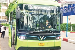 Xe buýt điện do Công ty TNHH Dịch vụ Vận tải Sinh thái VinBus đầu tư có hệ thống trạm sạc đi kèm, bảo đảm cung ứng điện năng kịp thời. 