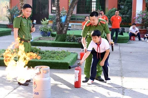 Tập huấn phòng cháy, chữa cháy tại Trường tiểu học Tân Ðịnh, thành phố Bến Cát, tỉnh Bình Dương. (Ảnh Phương Dung) 