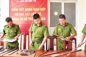 Lực lượng chức năng quận Gò Vấp (Thành phố Hồ Chí Minh) vận động, tiếp nhận nhiều vũ khí, công cụ hỗ trợ do người dân tự nguyện giao nộp. (Ảnh KIM SÁNG) 