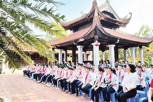 Học sinh Trường trung học cơ sở Long Biên tham quan, tìm hiểu các di tích trên địa bàn quận Long Biên. 