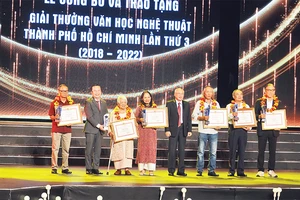 Trao giải thưởng Văn học nghệ thuật Thành phố Hồ Chí Minh lần thứ 3 cho các tác giả đoạt giải ở lĩnh vực văn học. 