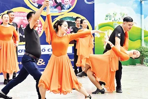 Các học viên Solar Dance Club biểu diễn tại chương trình từ thiện "Hội chợ handmade những đôi bàn tay giúp đỡ những đôi mắt năm 2024". (Ảnh DUY LINH) 