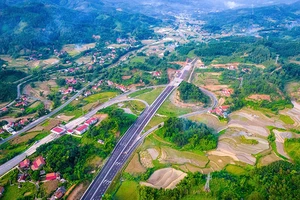 Dự án đường cao tốc Bắc Giang-Lạng Sơn bị "ngắt kết nối" đồng bộ lên thành phố Lạng Sơn và Cửa khẩu Hữu Nghị, đã làm gián đoạn chuỗi cung ứng, khiến lưu lượng phương tiện sụt giảm mạnh so với dự báo ban đầu. 