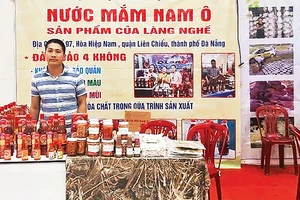 Anh Phan Vinh Quang bên gian hàng giới thiệu nước mắm Nam Ô gia truyền. 