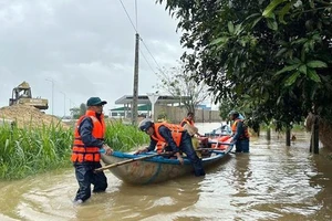 Lực lượng chức năng hỗ trợ người dân vùng bị ngập ở phường Phổ Minh, thị xã Ðức Phổ (Quảng Ngãi) trong đợt bão số 3. (Ảnh Cục Quản lý đê điều và phòng chống thiên tai) 