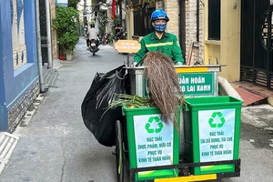 Công ty TNHH một thành viên Môi trường đô thị Hải Phòng chủ động nghiên cứu, thiết kế phương tiện thu gom rác phân loại. (Ảnh TRUNG KIÊN) 